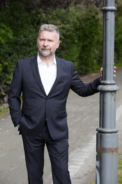 Businessman in a park — Stock Photo, Image