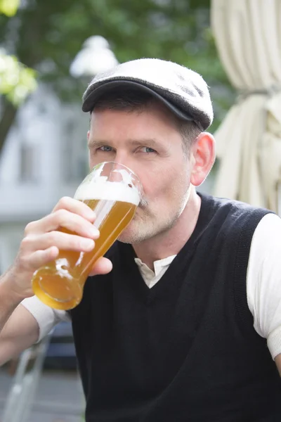 Homem a beber cerveja — Fotografia de Stock