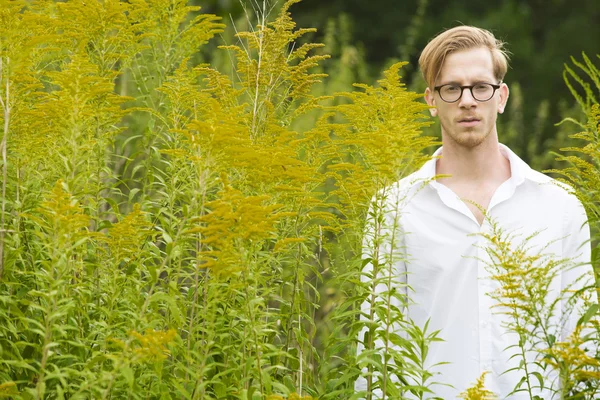 Porträt eines jungen Mannes — Stockfoto