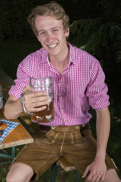 Молодой баварский мужчина — стоковое фото