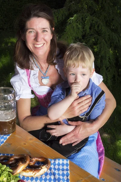 Beierse jongen met moeder — Stockfoto