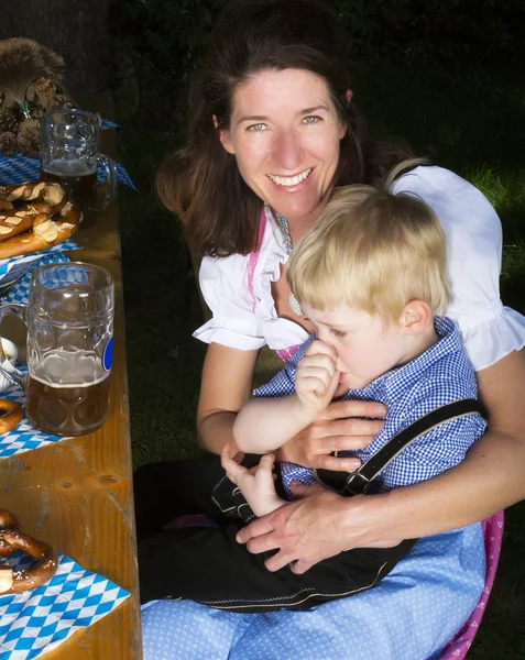 Bayerska pojke med mamma — Stockfoto