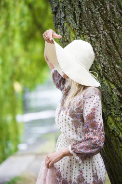 nehir kenarında kadın