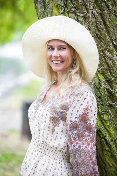 Vrouw in een park — Stockfoto