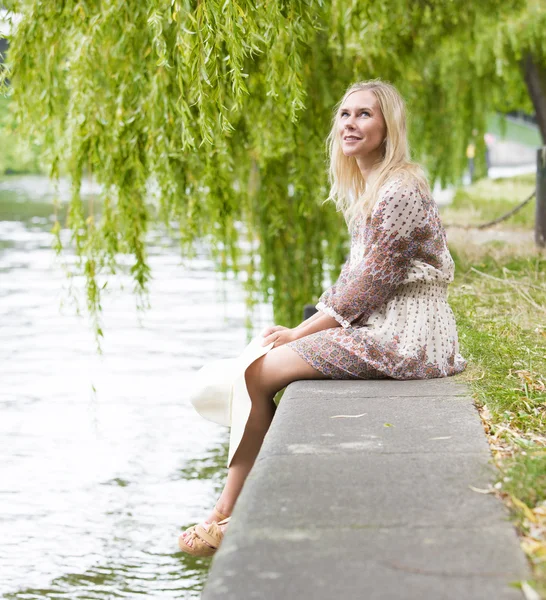 Frau am Fluss — Stockfoto