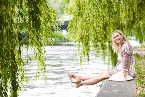 Vrouw door de rivier — Stockfoto