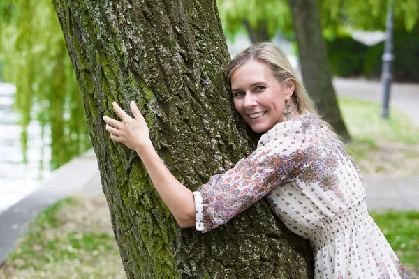 Femme étreignant un arbre — Photo