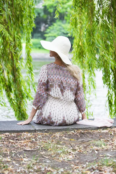 Femme au bord de la rivière — Photo