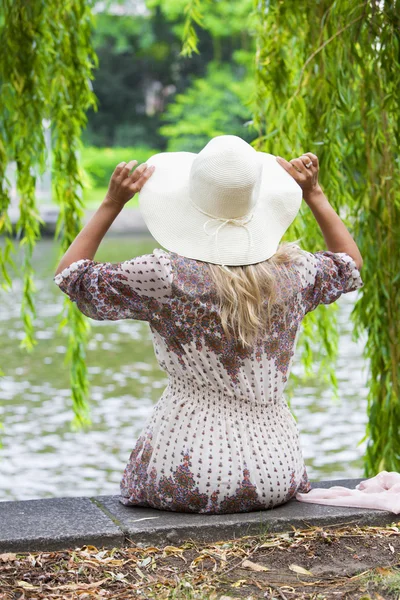 Mulher junto ao rio — Fotografia de Stock