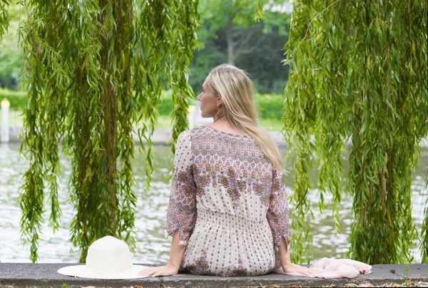 Mujer junto al río —  Fotos de Stock