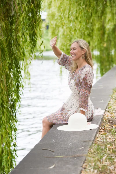 Femme au bord de la rivière — Photo