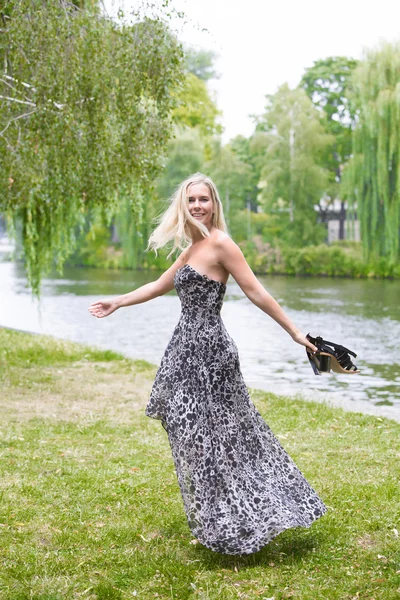 Mujer junto al río —  Fotos de Stock