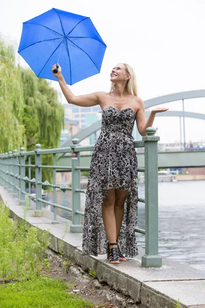 Frau im Regen — Stockfoto