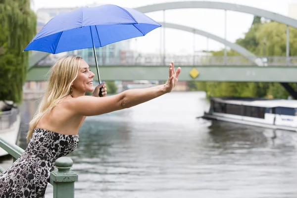 Frau am Fluss — Stockfoto