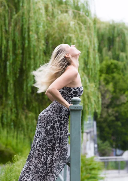 Frau in einem Park — Stockfoto