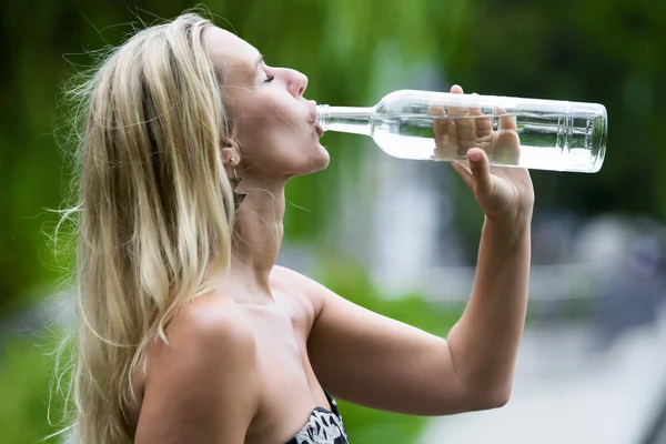 Mujer agua potable — Foto de Stock