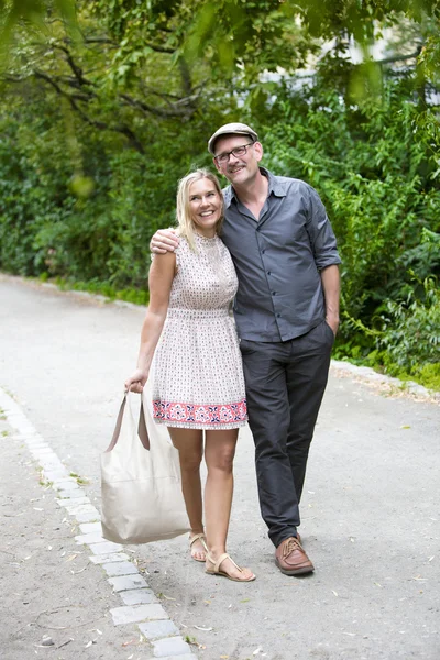 Couple in a park — Stock Photo, Image