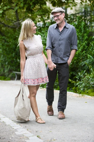 Couple in a park — Stock Photo, Image