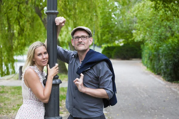 Couple in a park — Stock Photo, Image