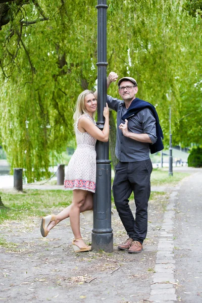 Paar in een park — Stockfoto