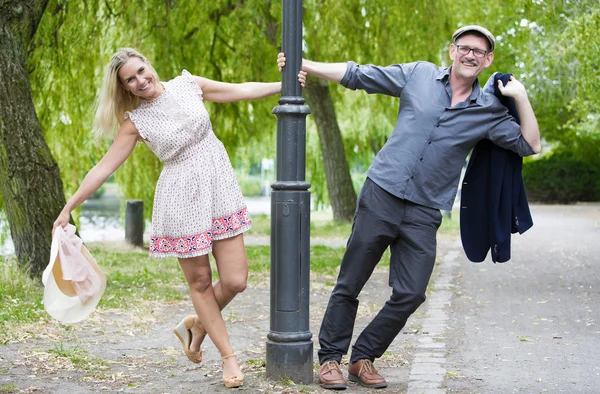 Couple in a park — Stock Photo, Image