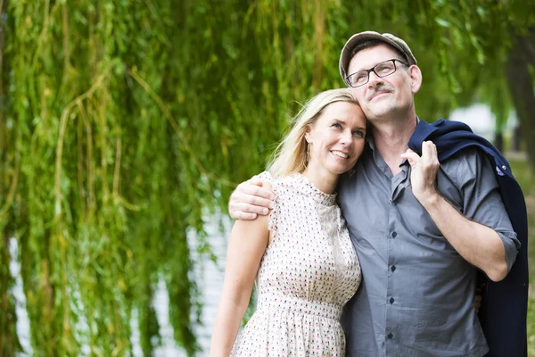 Pareja en un parque —  Fotos de Stock