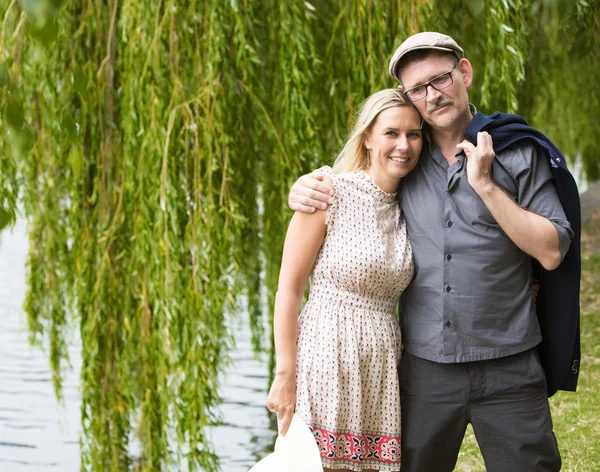 Couple in a park — Stock Photo, Image