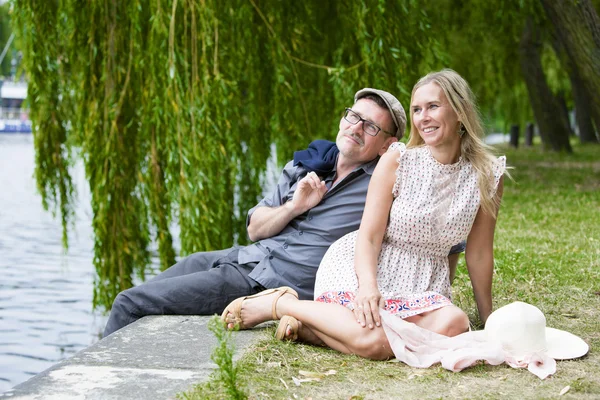 Pareja en un parque —  Fotos de Stock