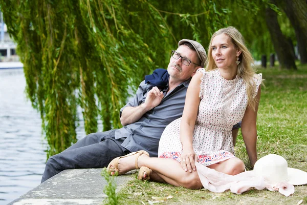 Couple in a park — Stock Photo, Image