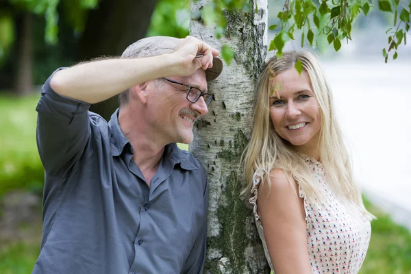 Paar in een park — Stockfoto