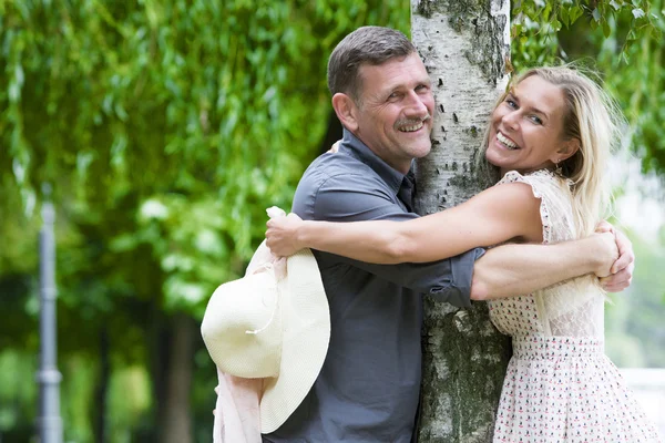 Pareja en un parque —  Fotos de Stock