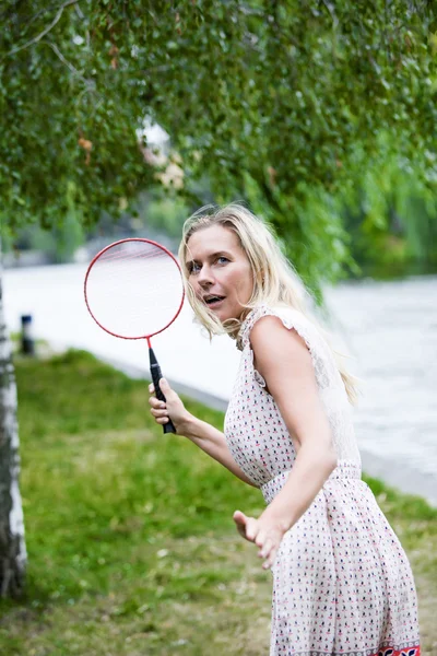 Femme jouant au badminton — Photo