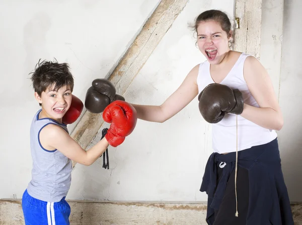 男孩和女孩拳击 — 图库照片