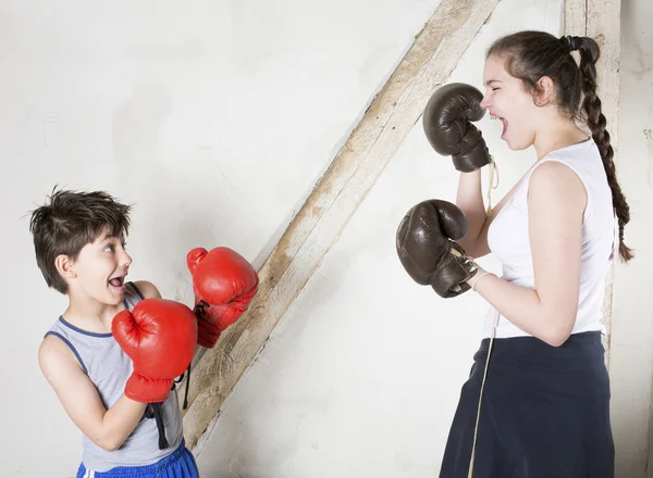 Boxe menino e menina — Fotografia de Stock