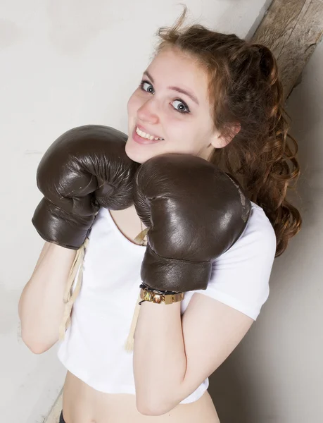 Bir kız bir boksör olarak portresi — Stok fotoğraf