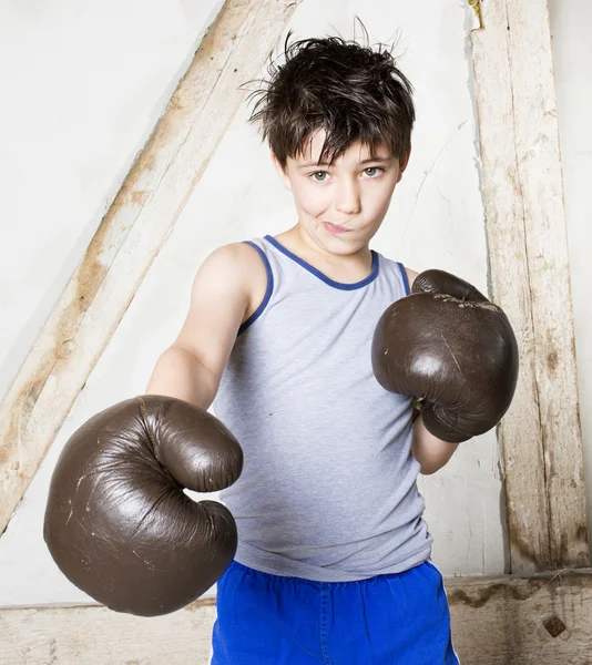 Menino como um boxeador — Fotografia de Stock