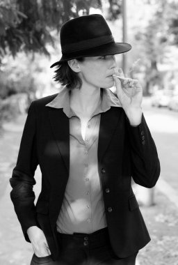 Sigara İçen Kadın