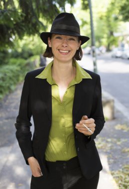 Sigara İçen Kadın