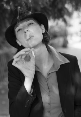 Sigara İçen Kadın