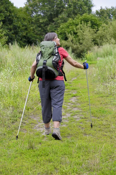 Caminhadas de mulheres — Fotografia de Stock