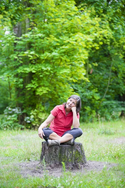 Mulher no parque — Fotografia de Stock