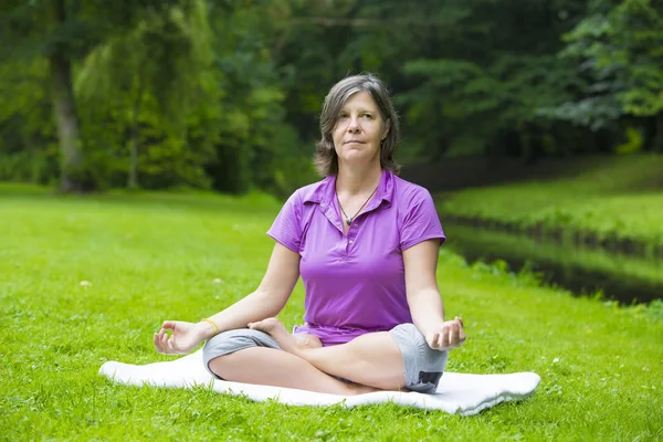 Femme faisant du yoga — Photo