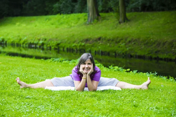 Donna che fa yoga — Foto Stock