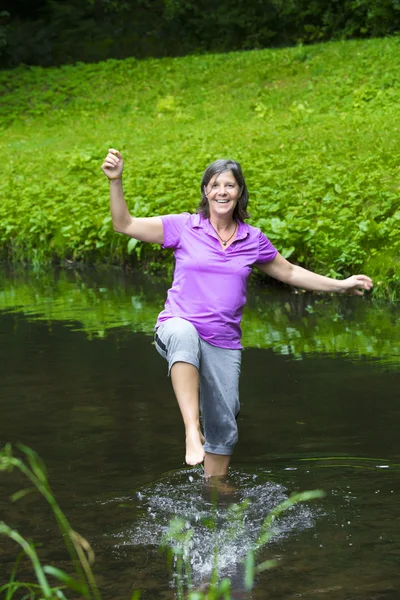 Mujer bailando en el agua —  Fotos de Stock