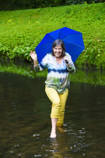 Mujer caminando en el agua —  Fotos de Stock