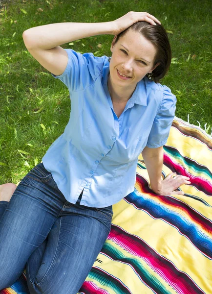 Mulher sentada no parque — Fotografia de Stock