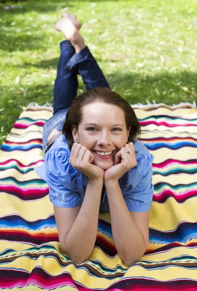 Frau liegt im Park — Stockfoto