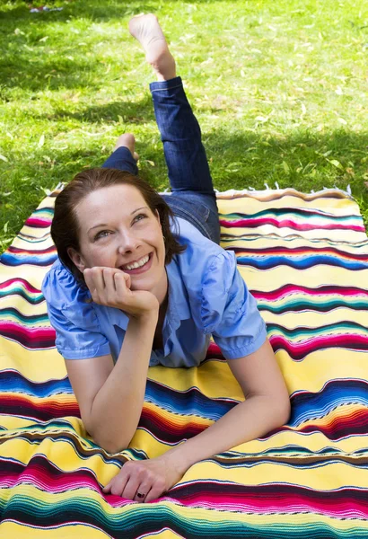 Жінка лежить у парку — стокове фото