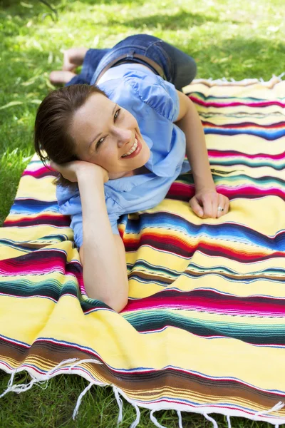 Femme couchée dans le parc — Photo