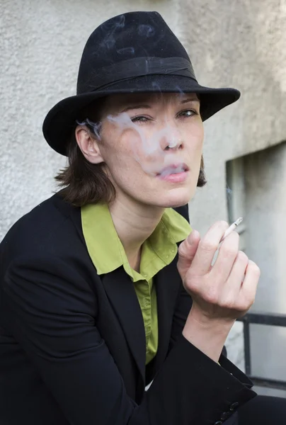 Woman smoking — Stock Photo, Image